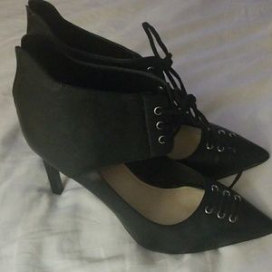 Leather laced up pumps